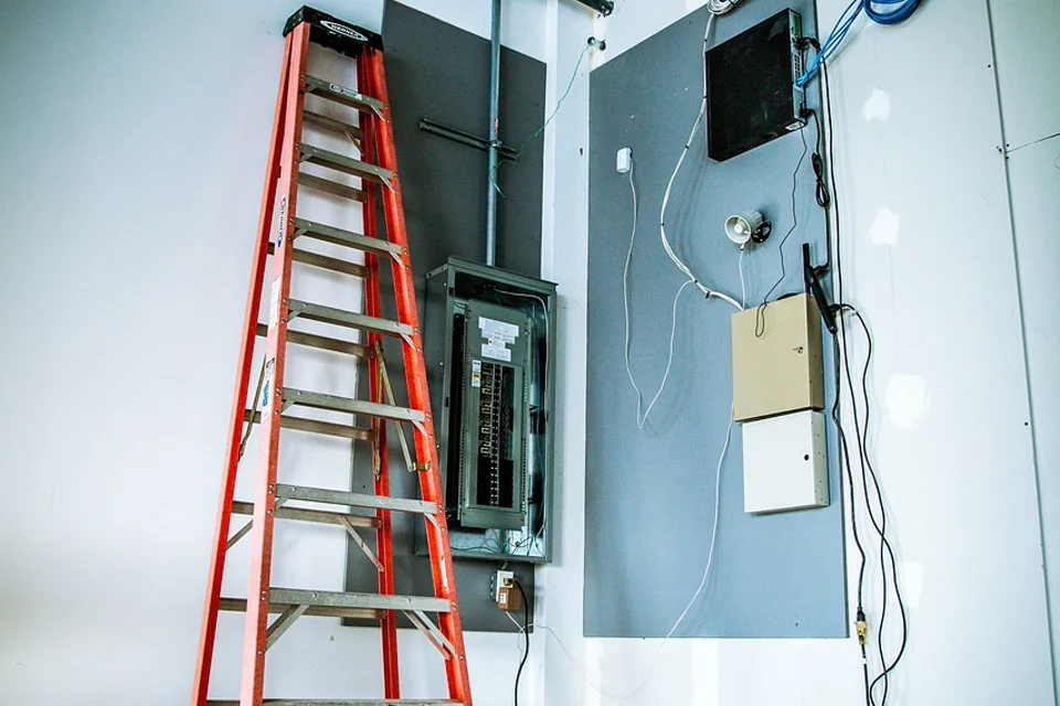Elektriker bei Arbeiten am Sicherungskasten