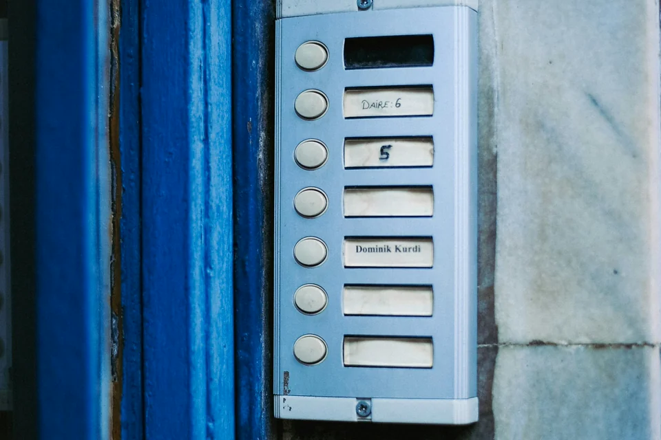 Moderne Video-Sprechanlage an einer Hauswand